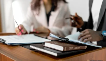 Abogados laborales en Paysandú estudiando un reclamo junto a un trabajador